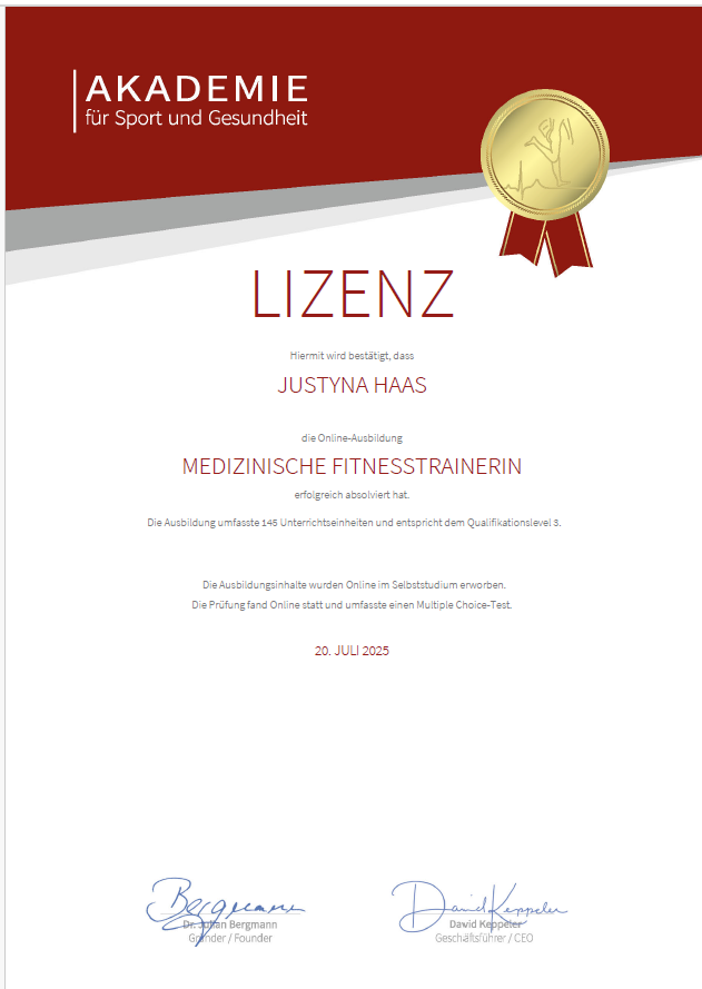 Stapel von Berichten auf dem Tisch